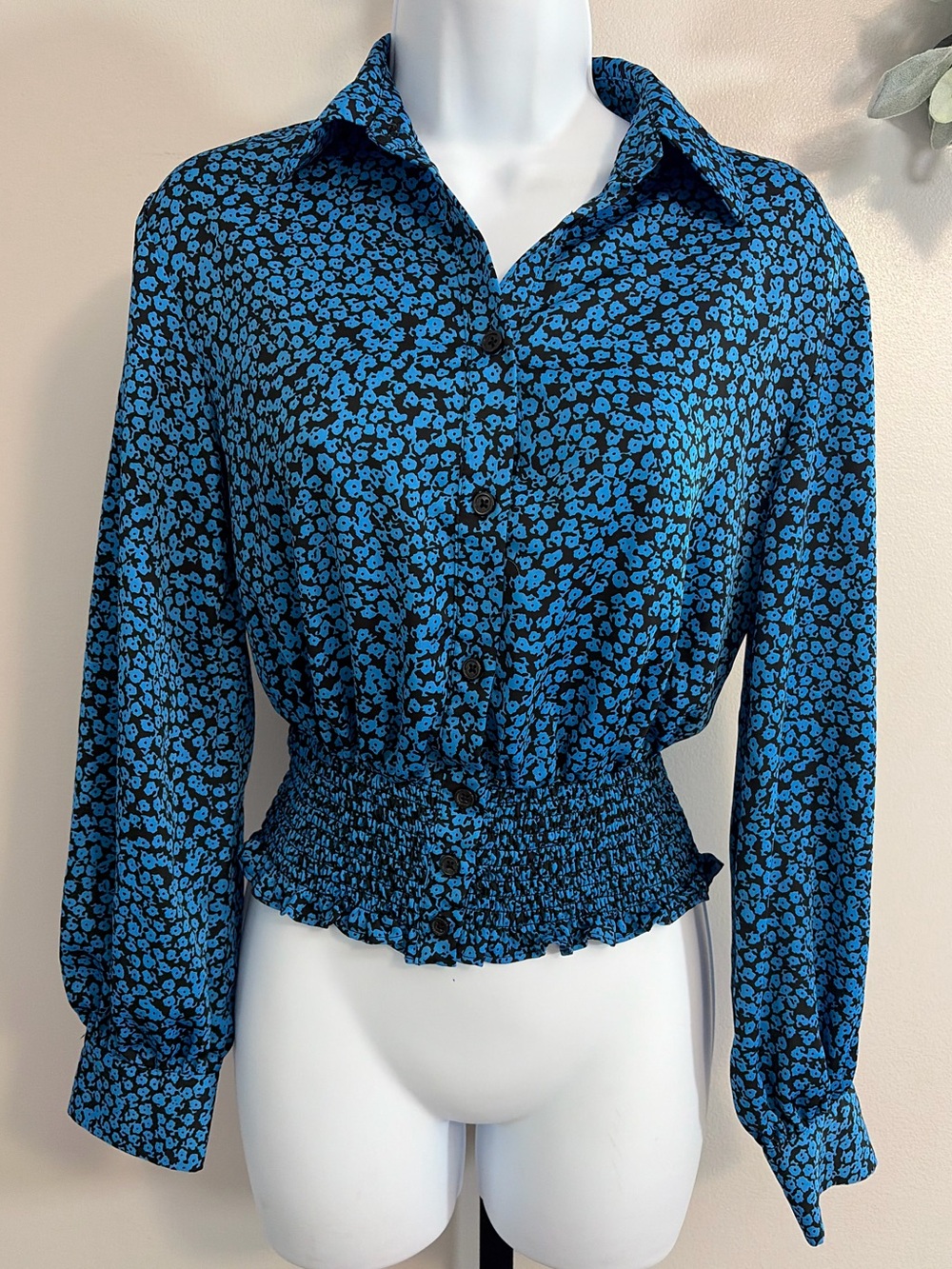 Who What Wear Blue and Black Floral Button-Front Smocked Hem Shirt
